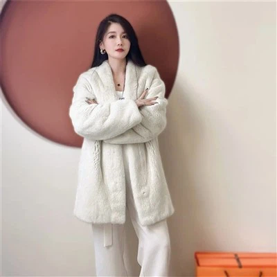 Bijela ženska jakna od nerca